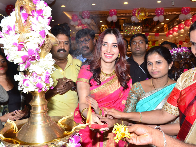 Tamanna Launches Johrivaaj Lounge at Chennai Shopping Mall